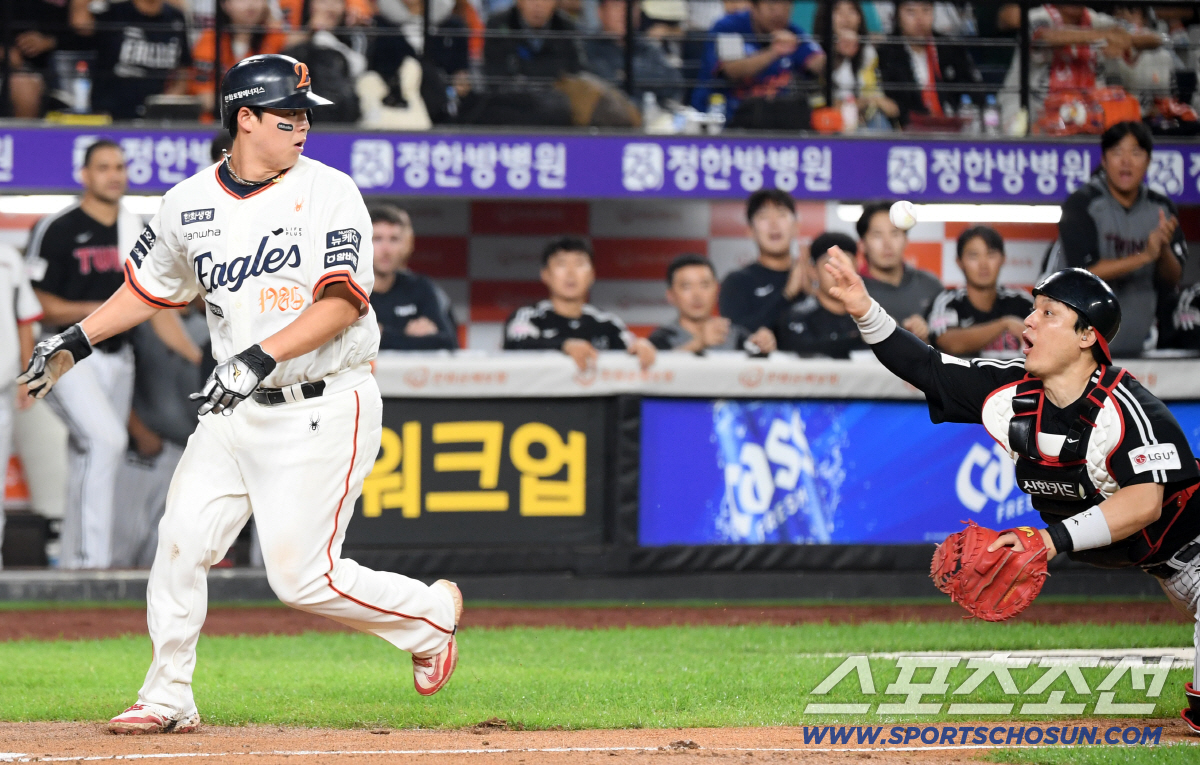 '귀신에 씌었나?' 빈 포수 미트로 노시환 태그한 박동원, 승부 가른 결…