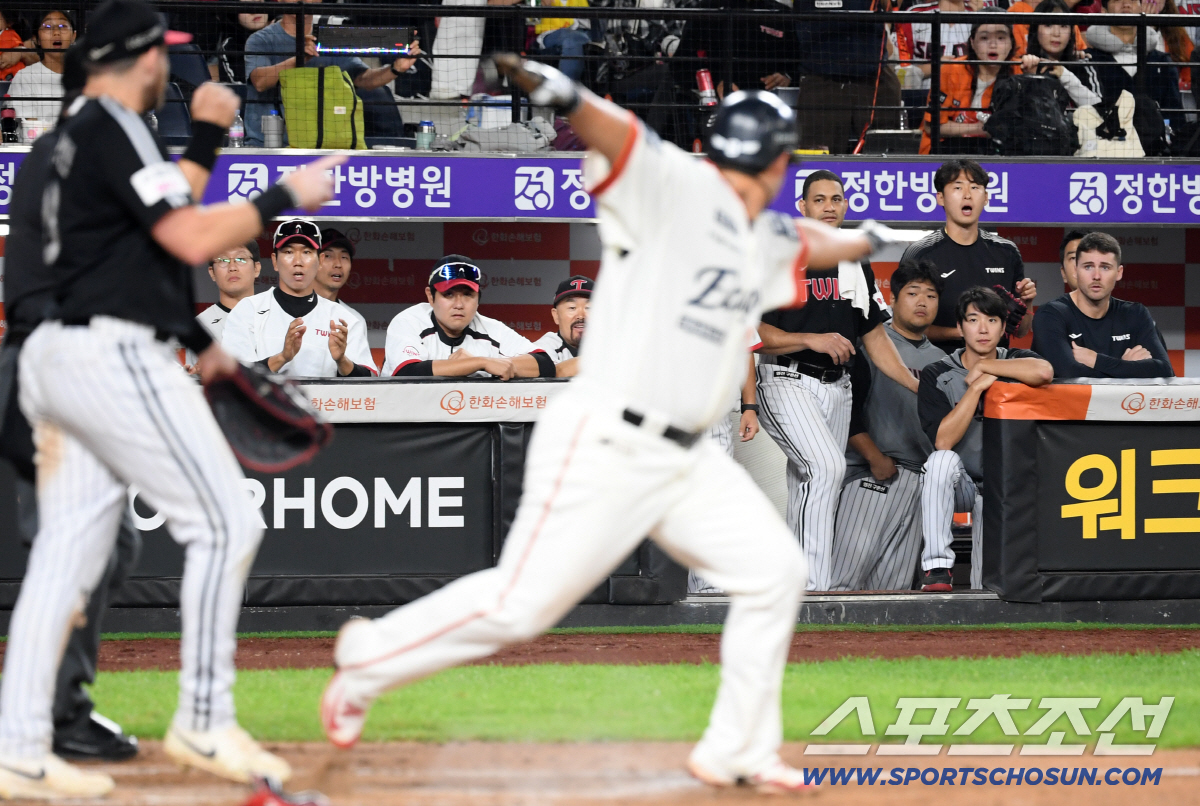 '귀신에 씌었나?' 빈 포수 미트로 노시환 태그한 박동원, 승부 가른 결…