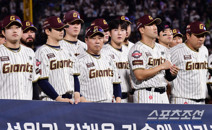 "한번만 더 믿어달라" 야유+분노 앞 '죄인'이 된 김태형 감독, 이악문 진심 "운동장에서 쓰러지더라도…" [부산현장]
