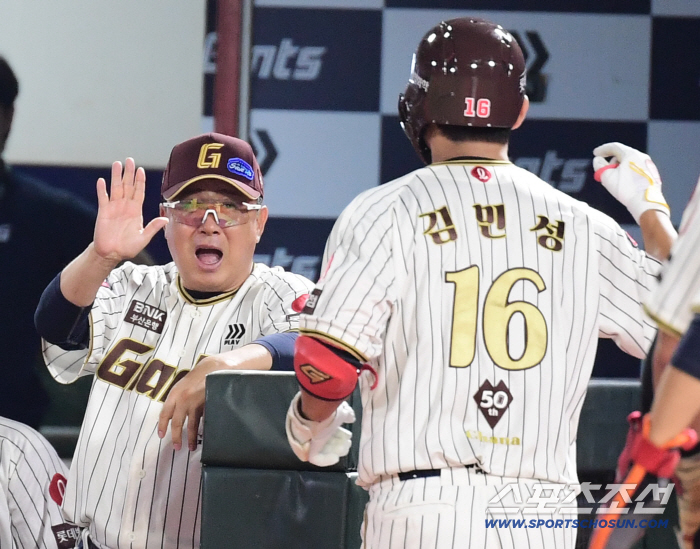 김민성이 또! 역전 만루포로 연출한 '롯데시네마' → 윤성빈 160km 불꽃투…'가을' 희망 살렸다! 롯데, 삼성 잡고 4연패 탈출 [부산리뷰]