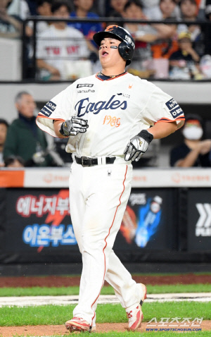 '32HR 거포' 명품 표정 연기에 '우승 포수'도 당했다…