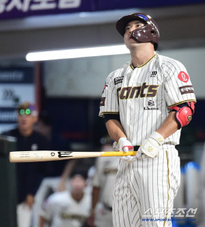 역전 결승 만루포 치고도 웃지 못한 김민성 