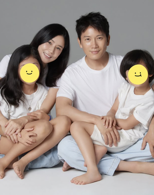 지성♥이보영, 결혼 12주년 기념 가족사진 공개..아들·딸과 행복한 순간