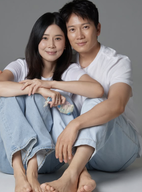 지성♥이보영, 결혼 12주년 기념 가족사진 공개..아들·딸과 행복한 순간