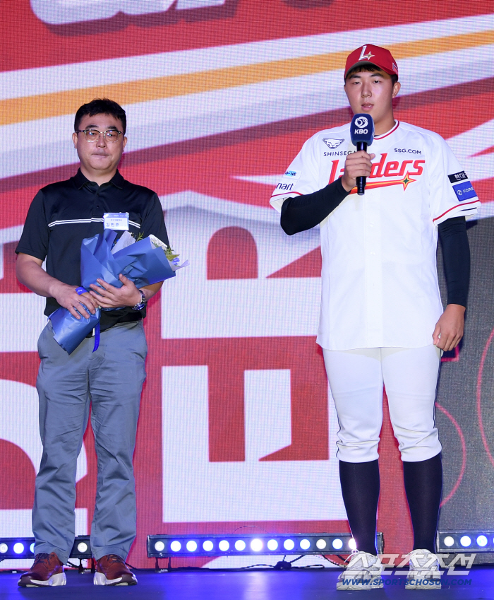 [공식발표]'152km 파이어볼러 2억7천에 도장 찍었다' 신인 10명과 전원 계약 완료