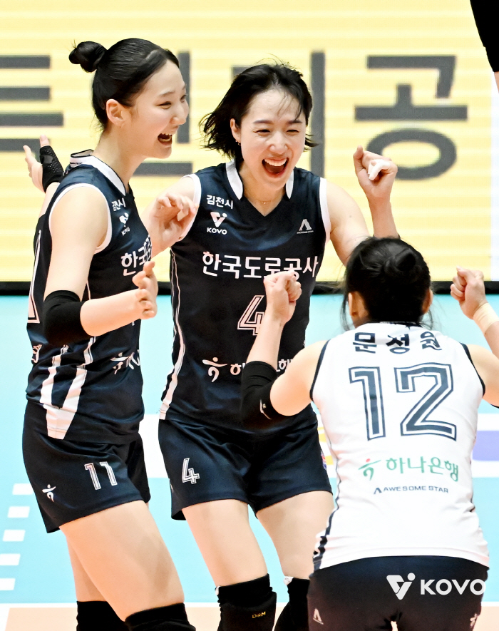 '대이변' 도로공사, 컵대회 우승 1순위 GS칼텍스에 3대1 역전승…2번째 우승 도전[여수 리뷰]