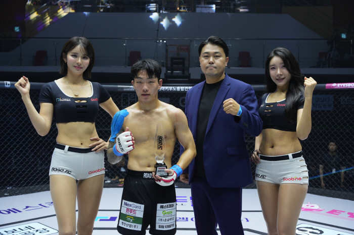 로드FC 서덕호 대표, 승리한 조수환에게 트로피 시상[로드FC]