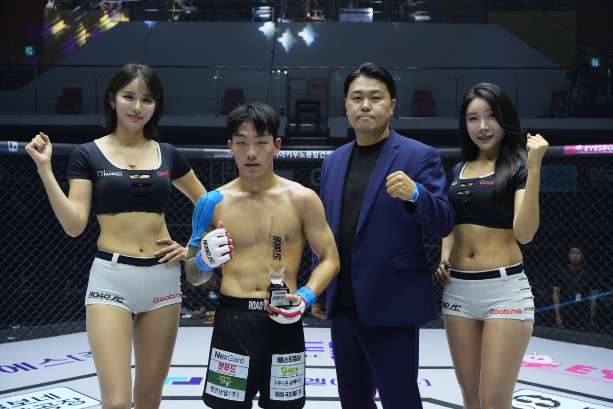 로드FC 서덕호 대표, 승리한 조수환에게 트로피 시상[로드FC]