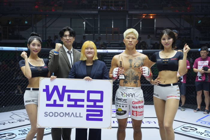 소도몰 강태구 본부장 이예하 대리, 승리한 최지운에게 트로피 시상[로드FC]