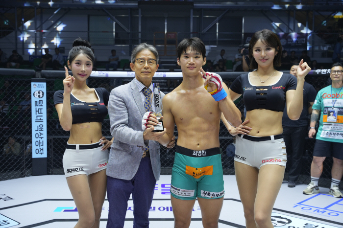 정병원 정우문 원장, 승리한 최영찬에게 트로피 시상[로드FC]