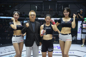 엑시스 글로벌 파트너스 이상웅 대표, 승리한 이보미에게 트로피 시상[로드FC]