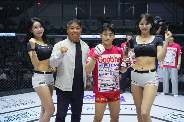 제주특별자치도 MMA총협회 김종식 회장, 승리한 이재훈에게 트로피 시상[로드FC]