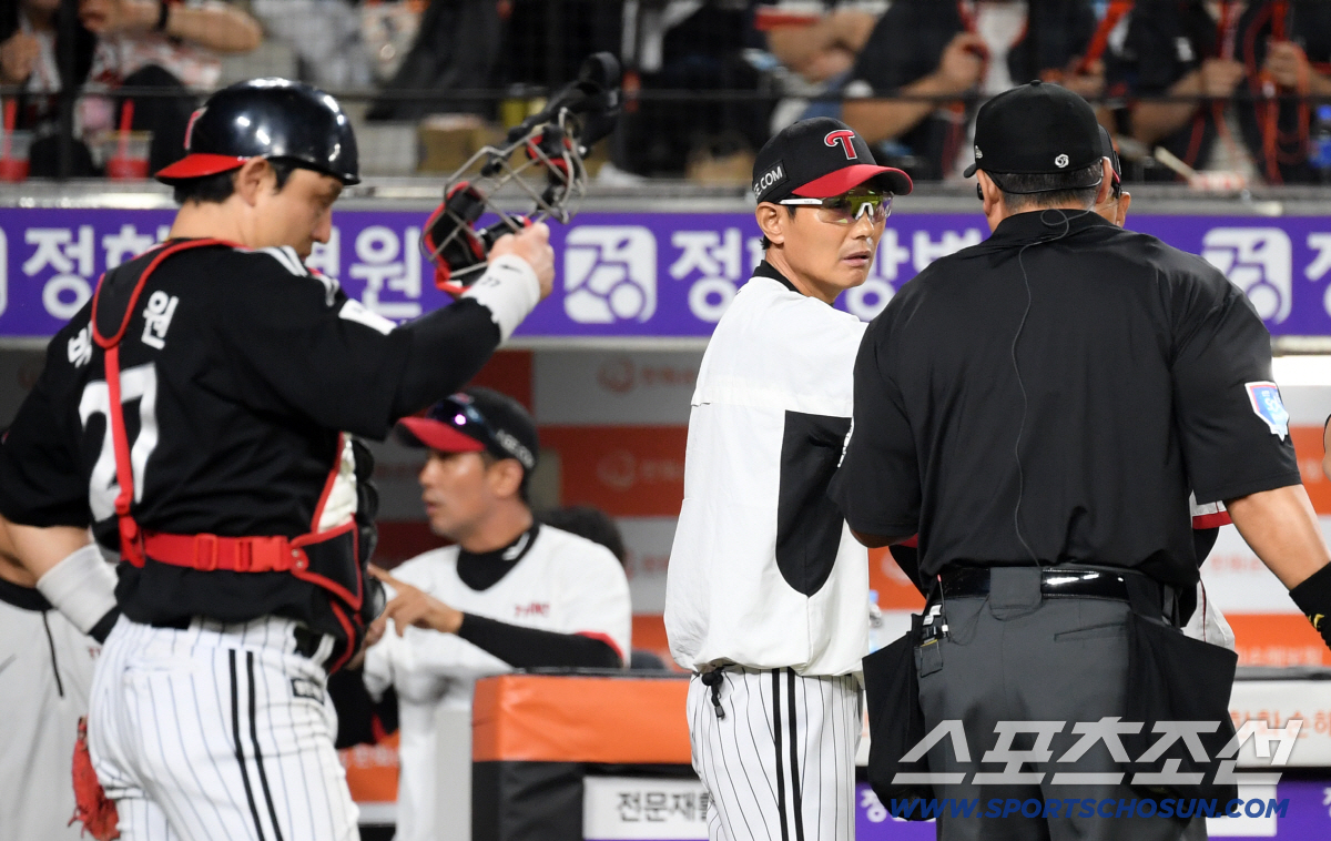 "작은 방심이 경기를 넘겨줬다"…통한의 태그 미스, 사령탑의 강한 메시지