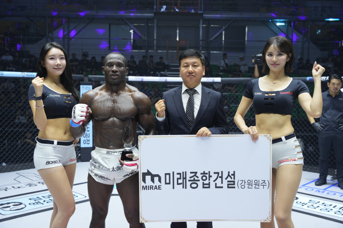 국제 로타리 3730지구 강원도 27년, 28년 김명준 총재, 승리한 맥스 더 바디에게 트로피 시상[로드FC]