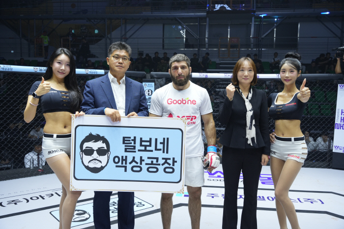 털보네 액상공장, 승리한 리즈반 리즈바노프에게 트로피 시상[로드FC]