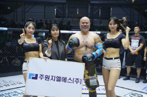 주원지엘에스 김나연 팀장, 승리한 금광산에게 트로피 시상[로드FC]