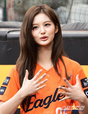 대전 출신 '장카설' 설윤, 한화 대전구장 찾아 독수리 유니폼 입고 설레는 생애 첫 시구[대전현장]