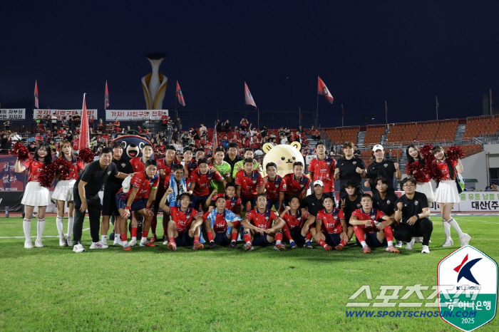"'1골1AS' 축구도사된 말년병장 이동경" 김천,'이동희 퇴장'포항에 …