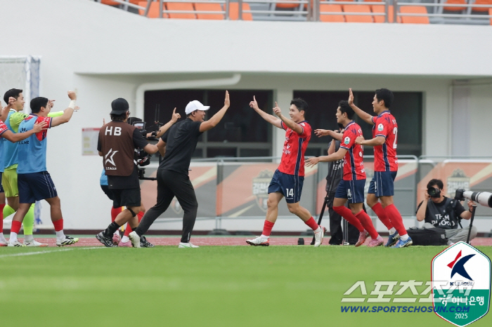 "'1골1AS' 축구도사된 말년병장 이동경" 김천,'이동희 퇴장'포항에 …