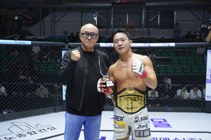 GN푸드 중국지사 김영철 대표, 승리한 이정현에게 트로피 시상[로드FC]