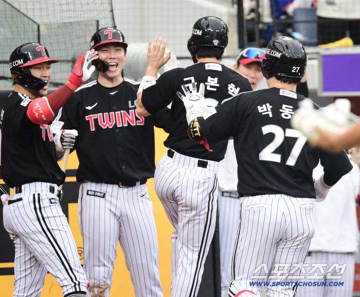 우승 진짜 보인다! 매직넘버 1…'1회에 승부 갈렸다' LG, 대전 징크스도 끝났다 '한화 제압' [대전 리뷰]