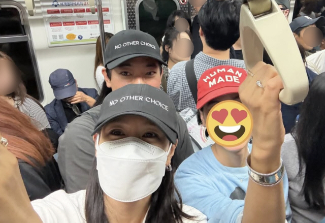 “어쩔수가없다” 손예진, 불꽃놀이 대란에 지하철 탑승… 마스크로 감출 수…