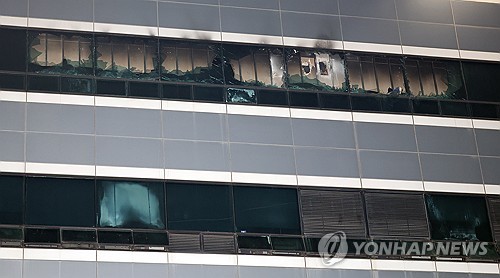 (대전=연합뉴스) 배재만 기자 = 지난 27일 밤 대전 유성구 국가정보자원관리원 전산실 화재 현장 창문이 깨져 있다. 2025.9.27 scoop@yna.co.kr