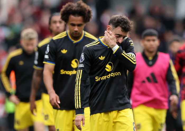 '1주일 동안 훈련장에서 뭐한거야?' 페르난데스 PK 실축 맨유 13위 추락, 브렌트포드 원정 1-3 패배로 연승 실패. 아모림 경질론 터진다