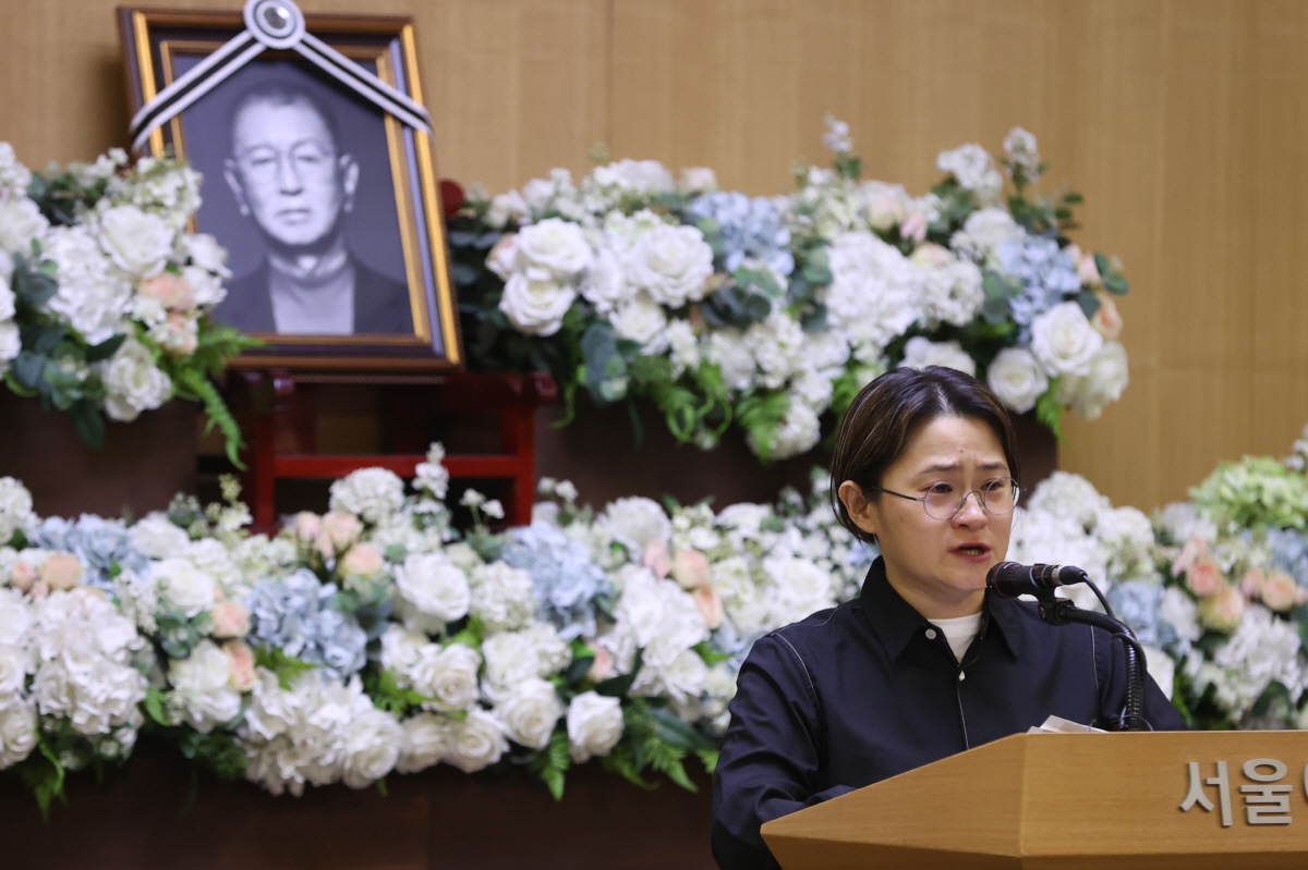 "영원한 나의 어른"…김신영, 故 전유성 눈물의 배웅 '하늘도 울었다' …