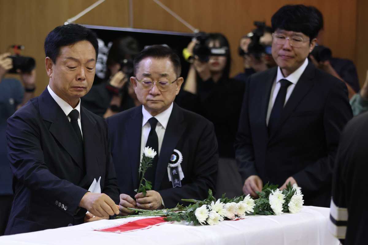 "영원한 나의 어른"…김신영, 故 전유성 눈물의 배웅 '하늘도 울었다' …