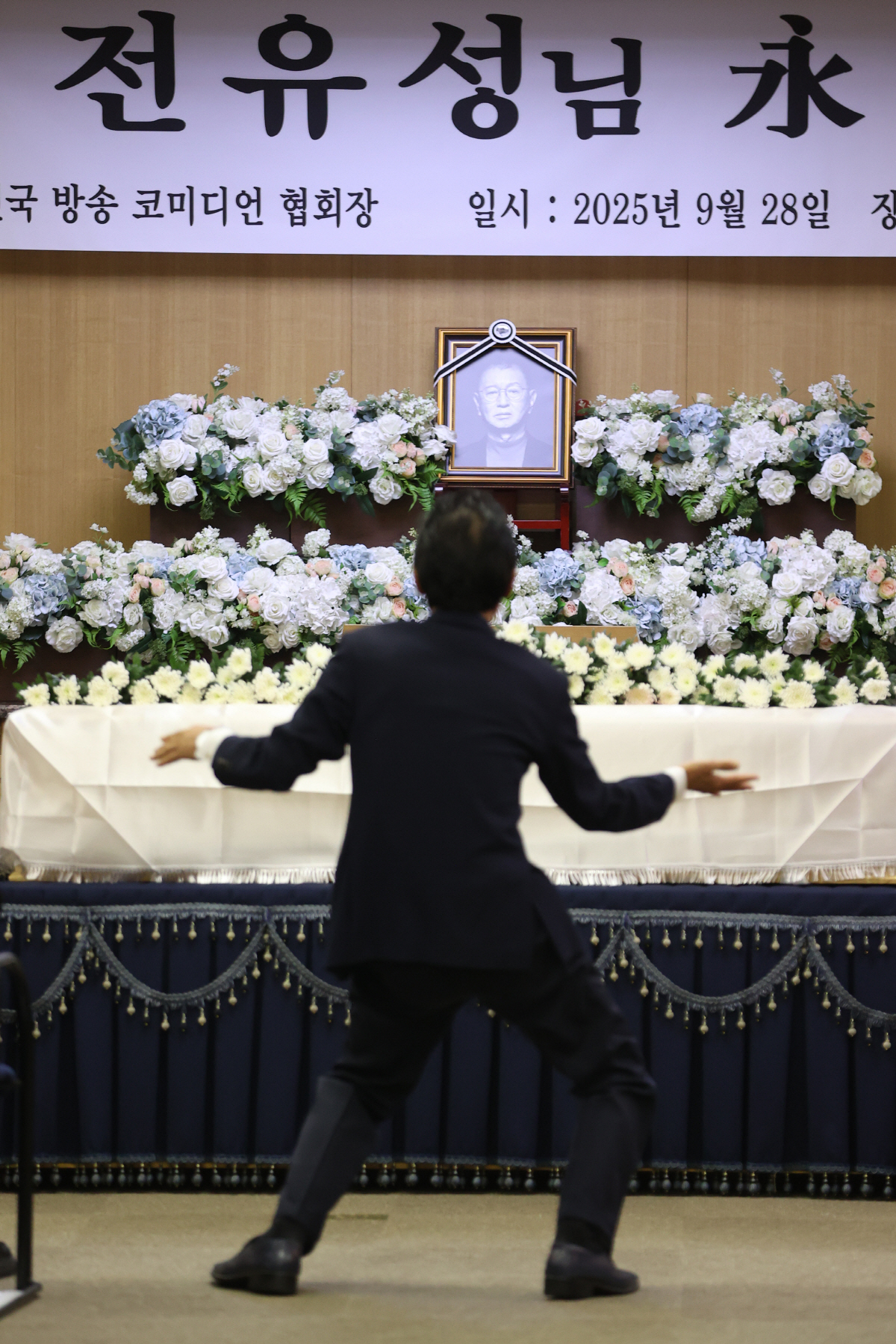 "영원한 나의 어른"…김신영, 故 전유성 눈물의 배웅 '하늘도 울었다' …