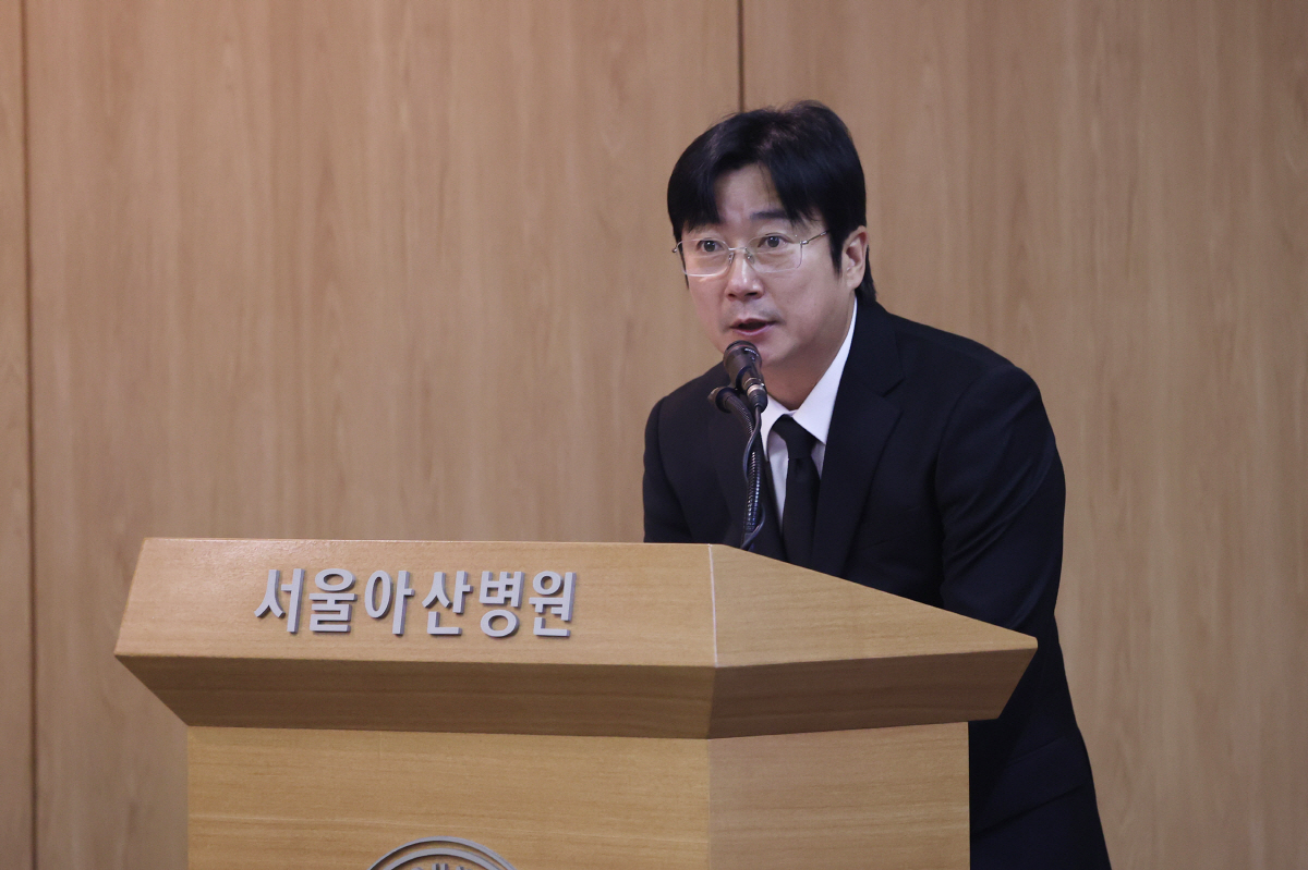 "영원한 나의 어른"…김신영, 故 전유성 눈물의 배웅 '하늘도 울었다' …