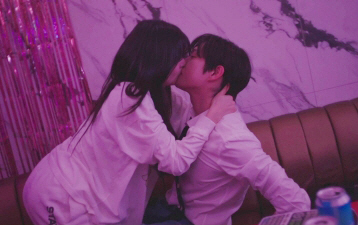 8년 열애♥이광수 눈 감아! 이선빈·김영대 뜨거운 키스·하룻밤 '불 붙었…