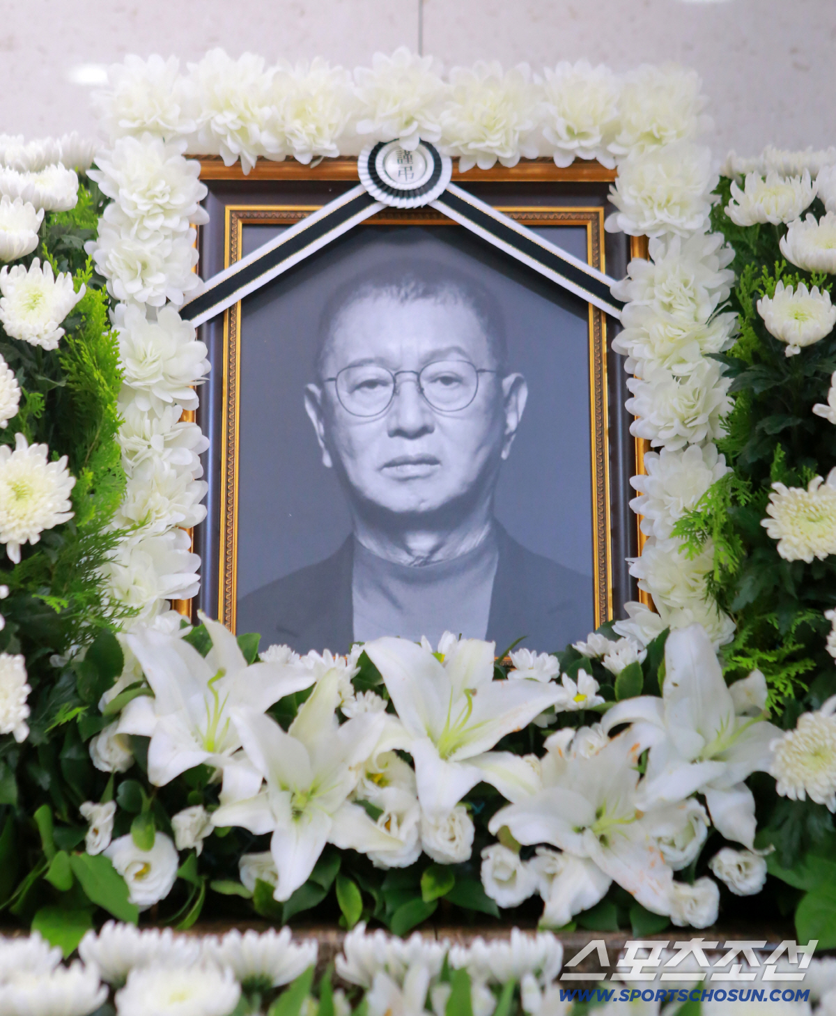 '코미디의 큰 별' 전유성 떠나다…후배들 눈물 속에서 "이젠 하늘 무대로…