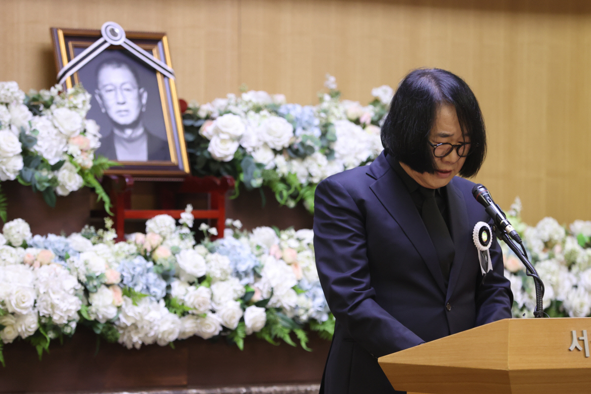 '코미디의 큰 별' 전유성 떠나다…후배들 눈물 속에서 "이젠 하늘 무대로…