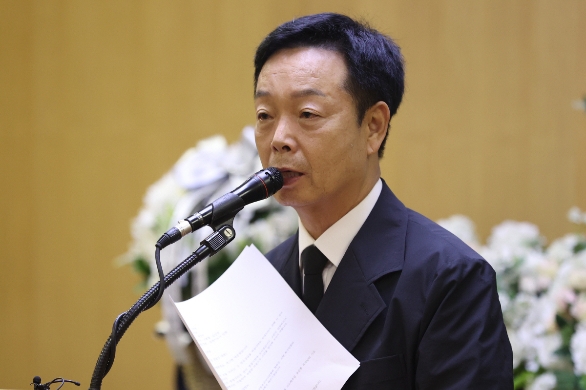 '코미디의 큰 별' 전유성 떠나다…후배들 눈물 속에서 "이젠 하늘 무대로…