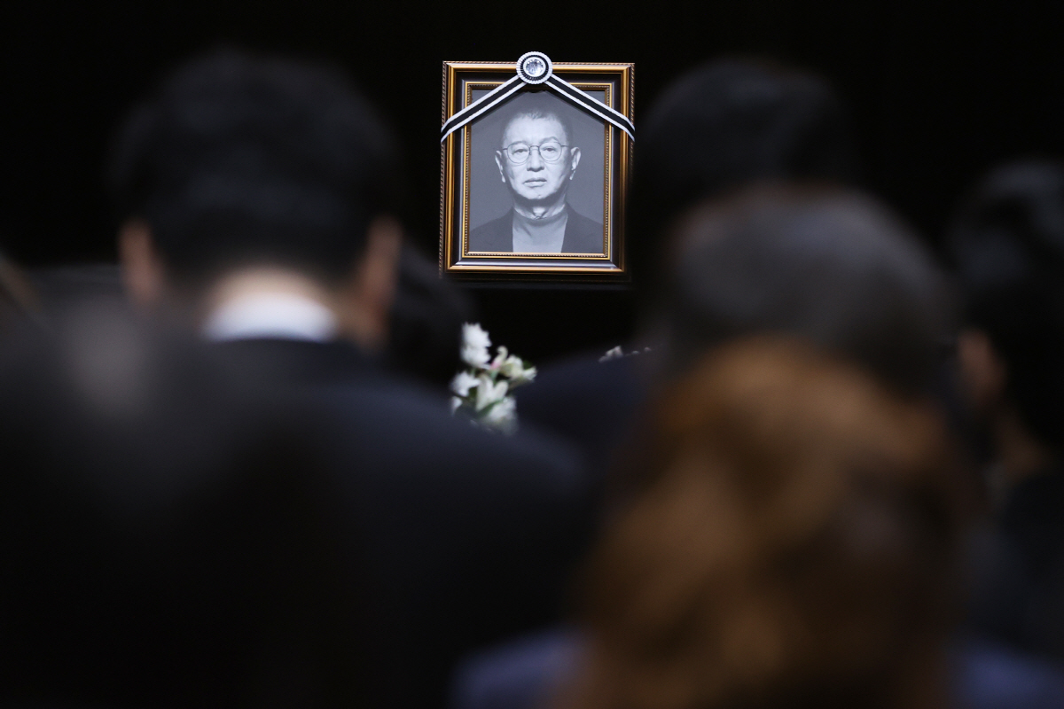 '코미디의 큰 별' 전유성 떠나다…후배들 눈물 속에서 "이젠 하늘 무대로…