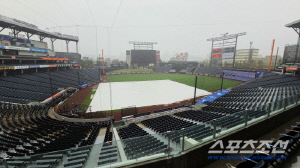 'LG 우승 월요일로 밀리나...' 한화-LG, 하루 종일 강한 빗줄기 떨어지는 대전 볼파크[대전현장]