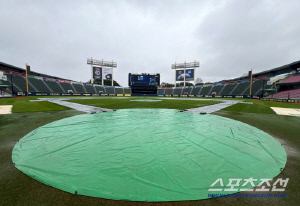 비 쏟아지는 잠실야구장 현재 상황, 롯데-두산 경기는 열릴 수 있을까?[잠실 현장]