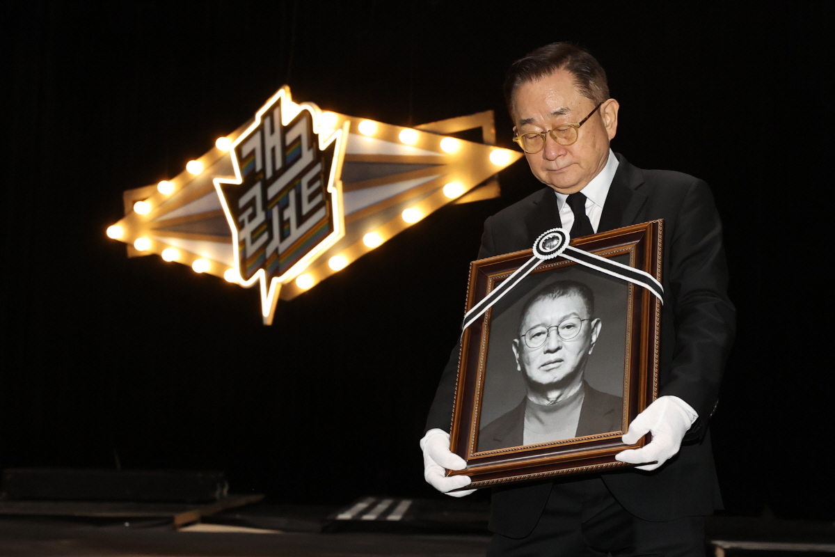 故전유성 묘비명 "웃지마! 너도 곧 와"…끝까지 웃음 남기고 떠나다