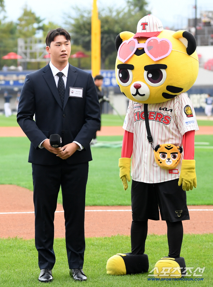 [공식발표]'KIA 사실상 1순위' 김현수 1억3000만원 도장…2026년 신인 9명 계약 완료