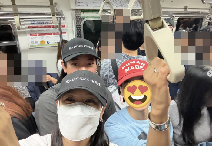손예진, 불꽃축제 탓 '지옥철' 타도 활짝…여배우의 친근한 퇴근길