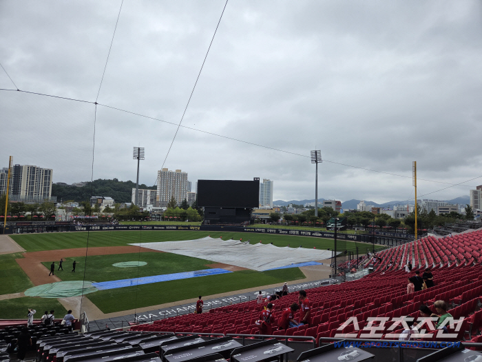 광주 KIA챔필, 일단 관중 입장! → 큰 거 하나 온다는데.. '그라운드 상태'가 관건