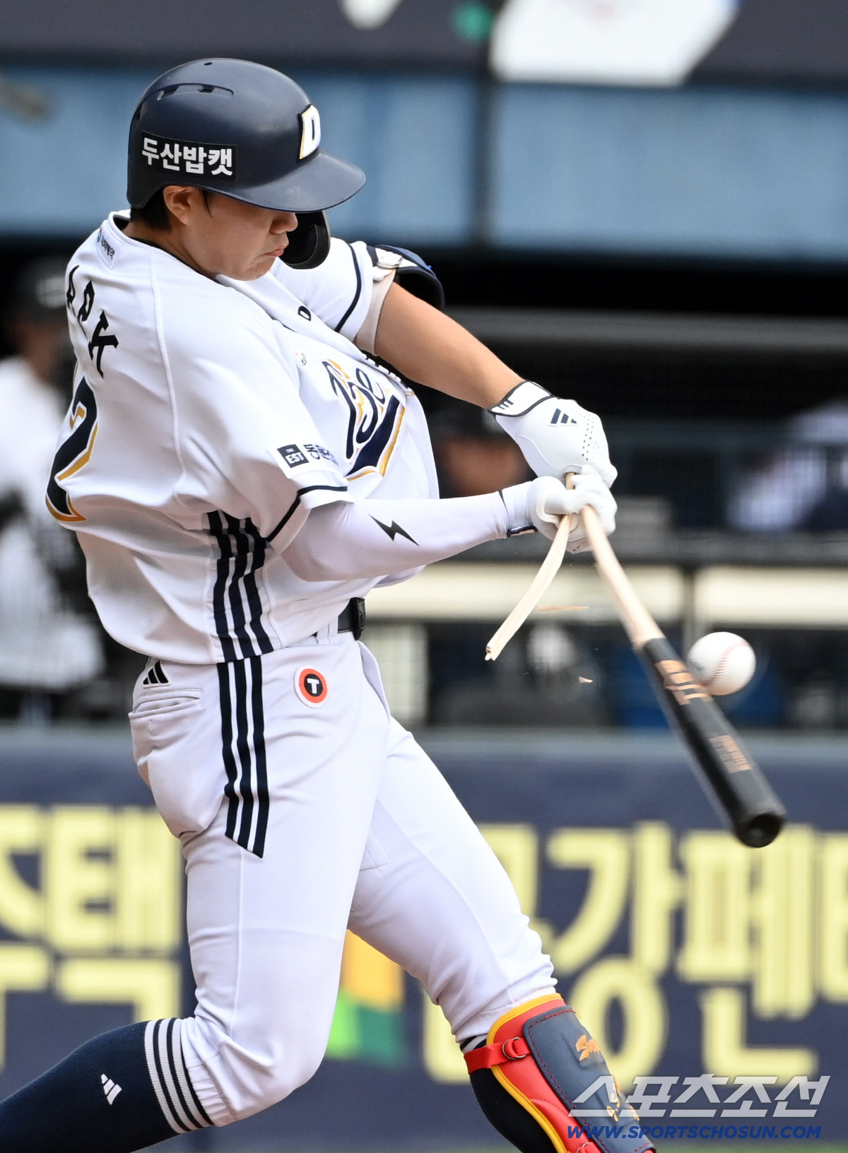 [포토] 박세웅 투구에 부러지는 박준순의 배트
