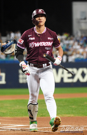 분노의 방망이 패대기, 동료가 맞을 뻔 했다...나와서는 안 됐던 송성문 화풀이 [고척 현장]