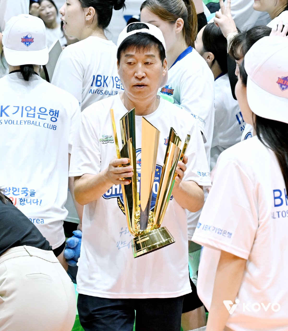 "형님, 몇 년 해야 이해될 겁니다"…여자팀 첫 우승 트로피 들어올린 백…