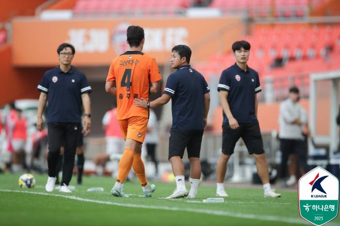 [제주 현장리뷰]"역대급 미쳐버린 멸망전" 4명 퇴장+2골취+7골+벤치 …