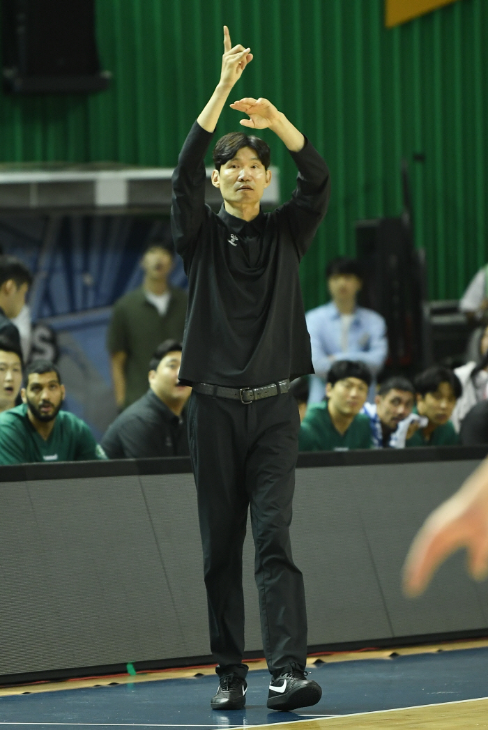 [현장인터뷰]김주성 감독의 조심스런 평가 "헨리 엘런슨, 한국 농구에 얼마나 적응하느냐가 중요"