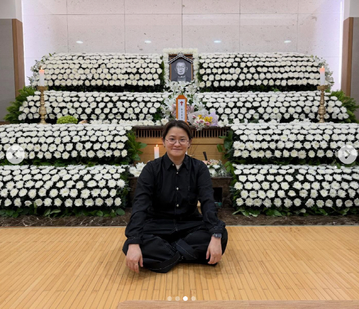 故 전유성 마지막 지킨 김신영, 영정 앞 하트포즈..퉁퉁 부은 눈 '먹먹…