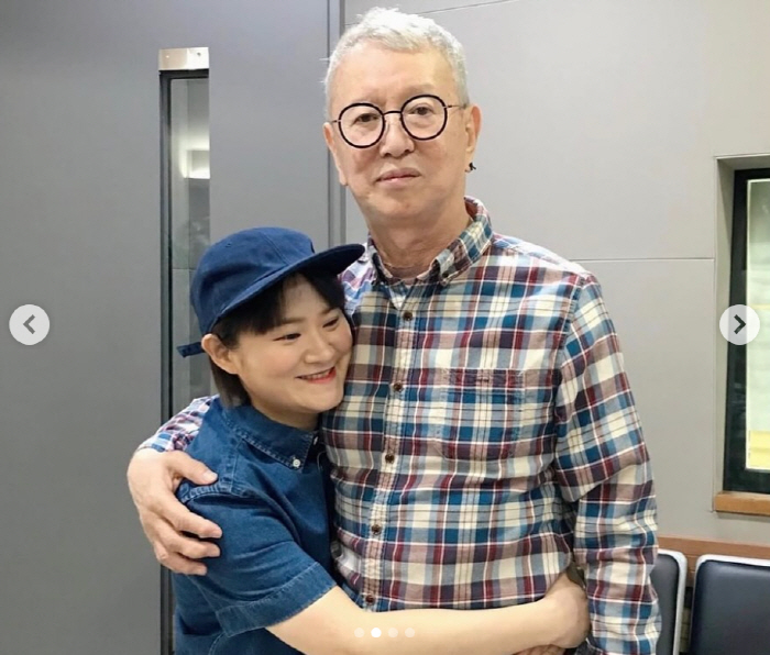 故 전유성 마지막 지킨 김신영, 영정 앞 하트포즈..퉁퉁 부은 눈 '먹먹…
